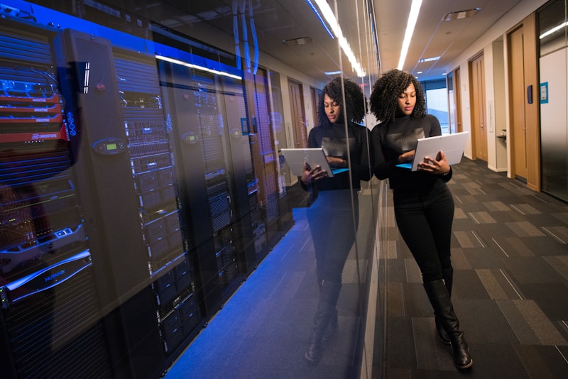 IT-Fachfrau mit Laptop im Rechenzentrum - unstrukturierte Daten als strategisches Asset