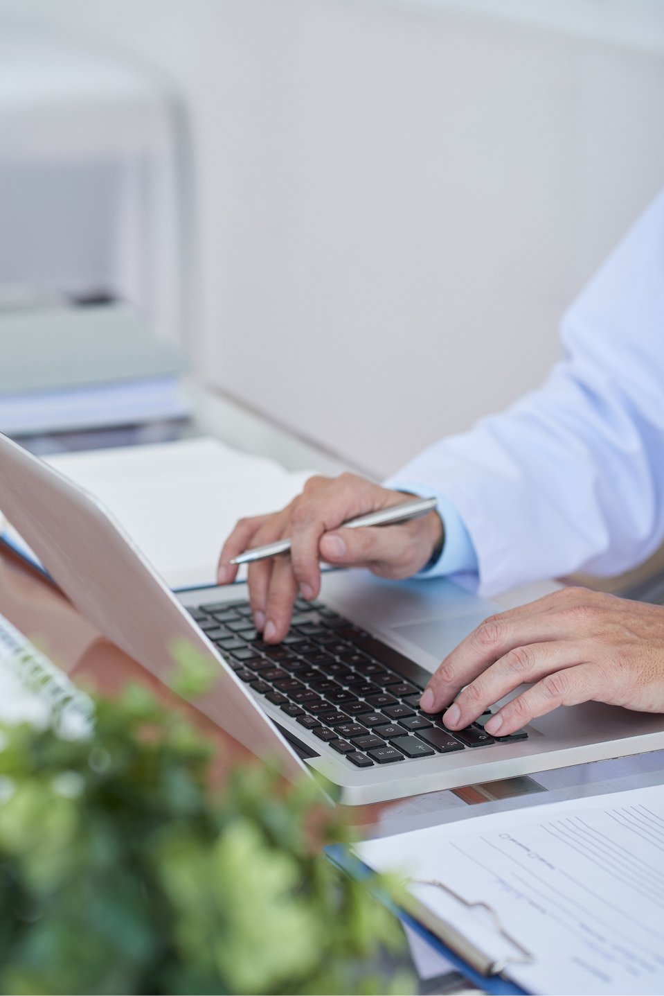 Arbeit am Laptop mit Dokumenten und Notizen - unstrukturierte Daten im Arbeitsalltag
