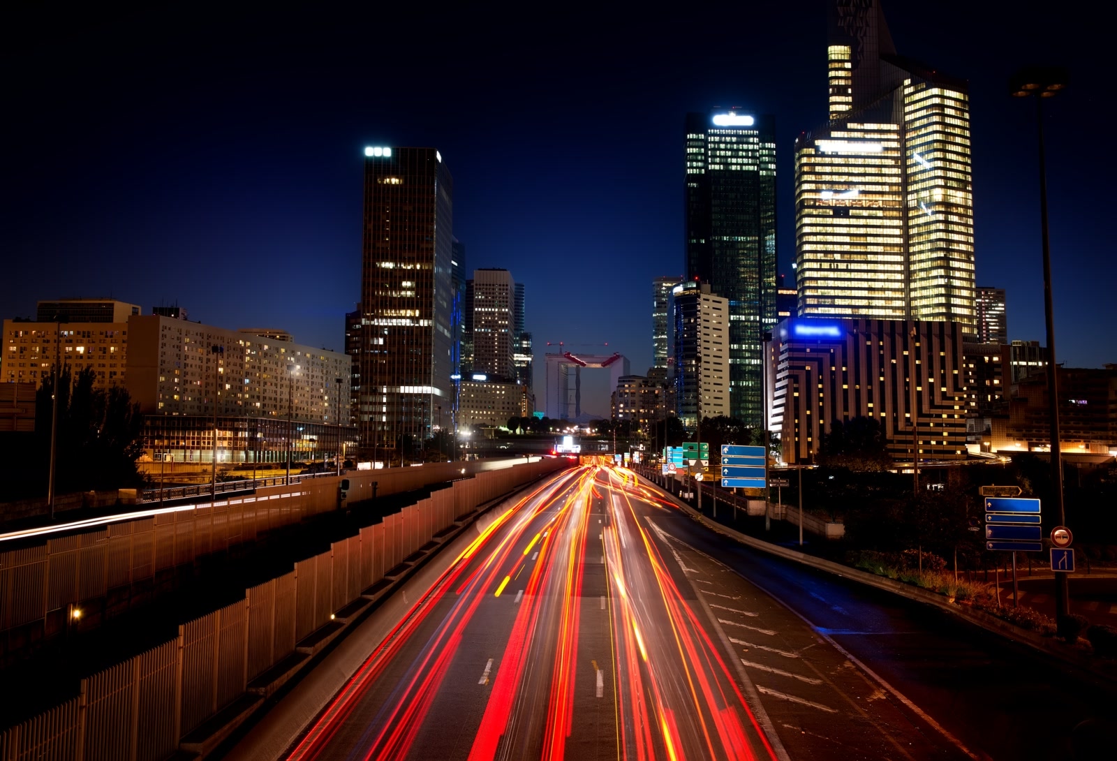 Nächtliche Stadtautobahn mit Datenverkehr als Lichtspuren - unkontrollierte Zugriffswege als Risiko für KI-Deployments