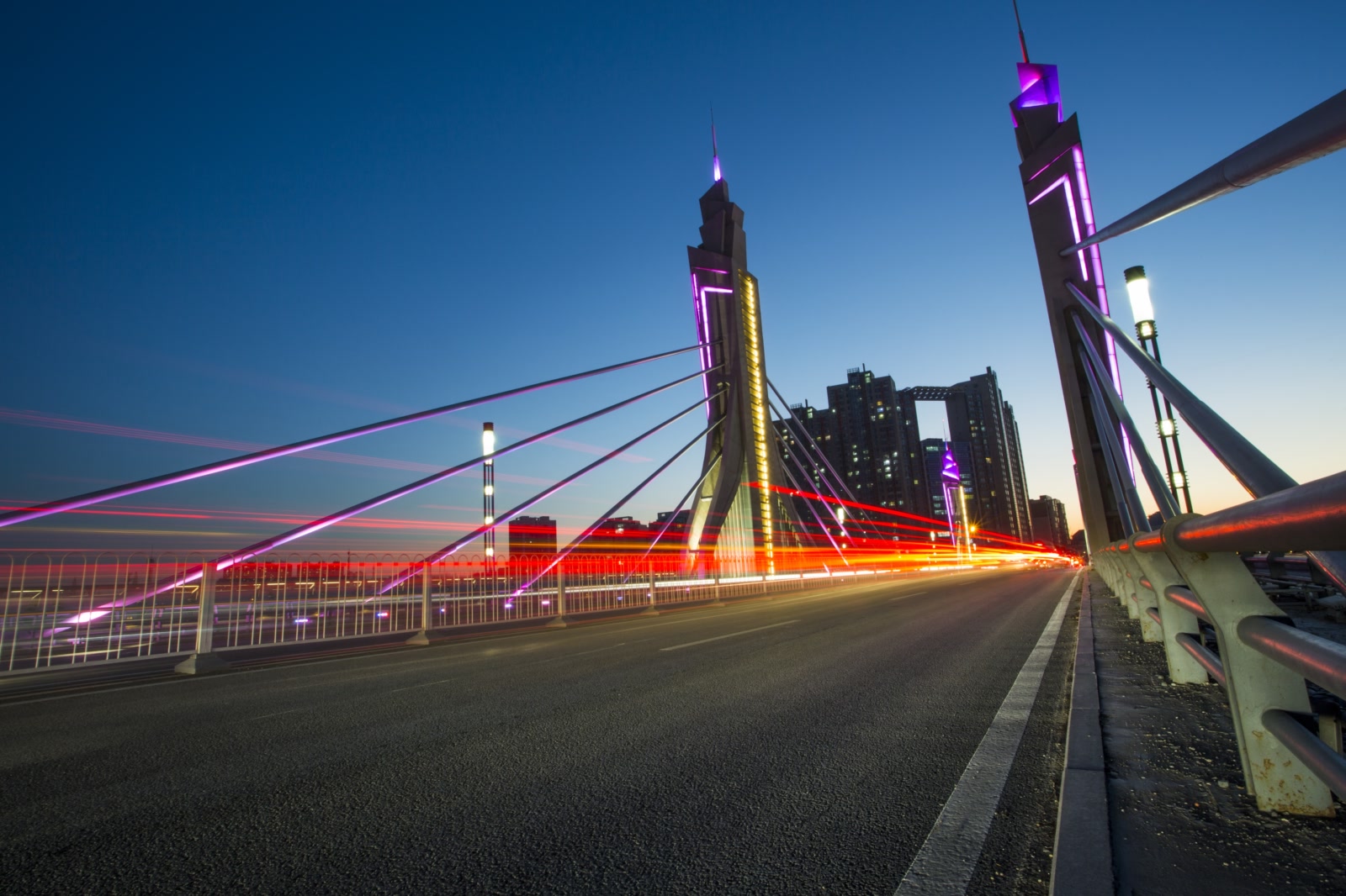 Nächtliche Brücke mit Lichtspuren - Sinnbild für den Übergang von klassischen SaaS-Systemen zu KI-gestützten Workflows